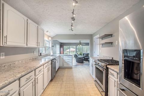 5075 Roberts Dr, Flint, MI 48506 photo 8