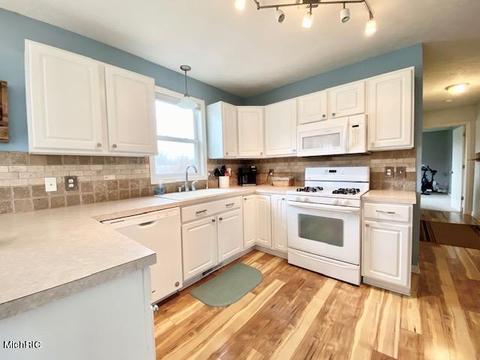 4002 Patti Rd, Dorr, MI 49323 photo 4