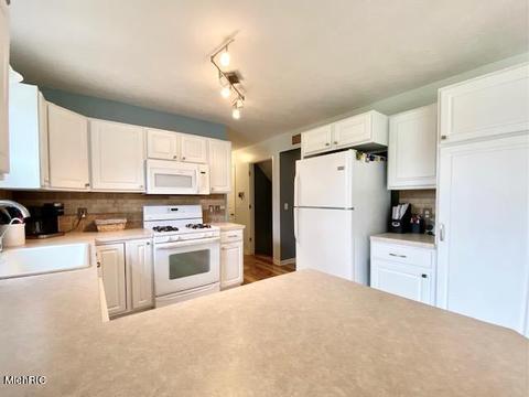 4002 Patti Rd, Dorr, MI 49323 photo 6