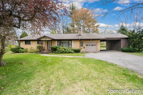 915 Park St, Belding, MI 48809 photo 2