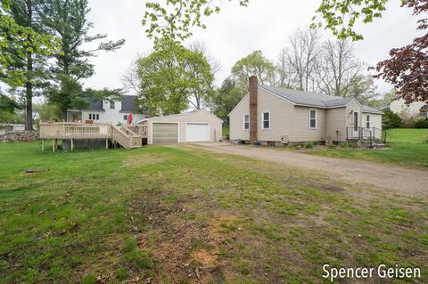 330 W May St, Belding, MI 48809 photo 2