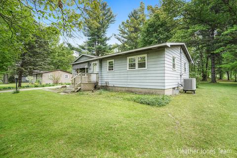 832 Carlson Dr NW, Stanton, MI 48888 photo 2