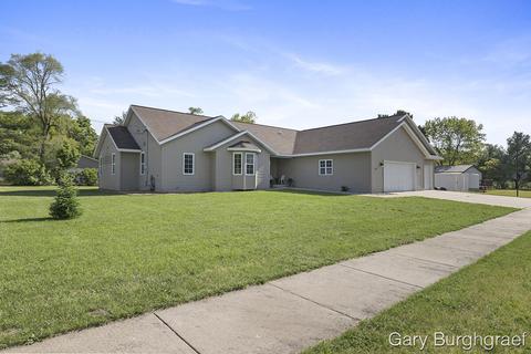 404 Bricker St, Belding, MI 48809 photo 2