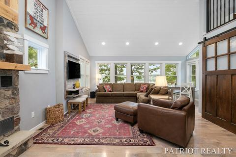 9576 Peninsula Dr, Grant, MI 49327 photo 7