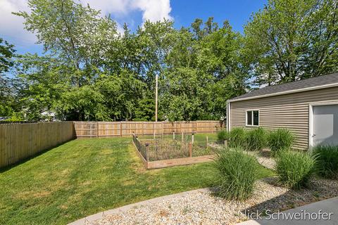 319 Maple St, Spring Lake, MI 49456 photo 4