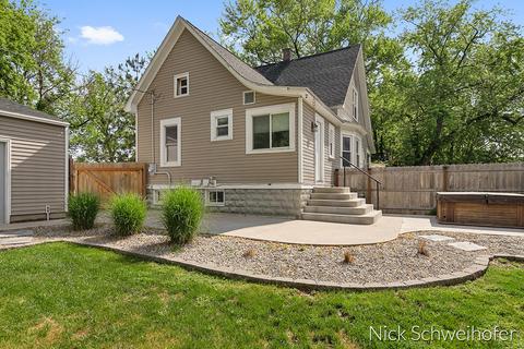 319 Maple St, Spring Lake, MI 49456 photo 3