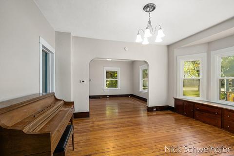 319 Maple St, Spring Lake, MI 49456 photo 9