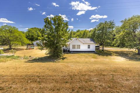 654 E State St, Belding, MI 48809 photo 3