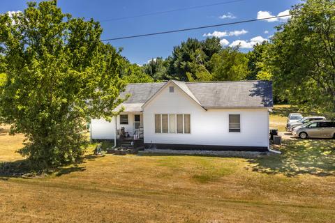 654 E State St, Belding, MI 48809 photo 1