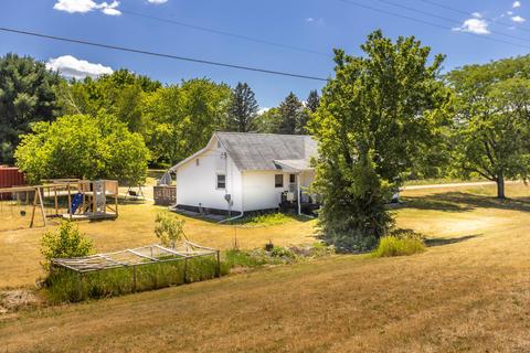 654 E State St, Belding, MI 48809 photo 4