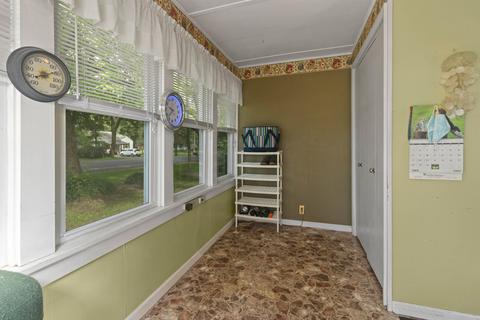 91 10th St, Plainwell, MI 49080 photo 4
