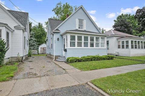612 Harrison St, Belding, MI 48809 photo 3