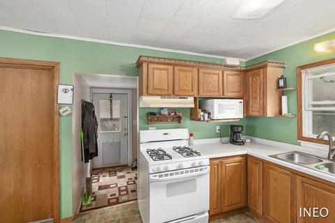 1116 W Ellis St, Belding, MI 48809 photo 4