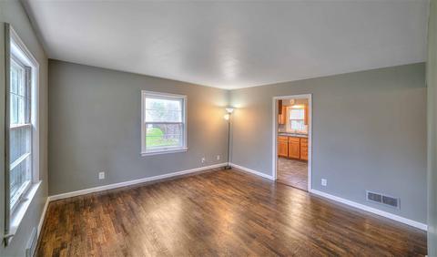 2402 Wallace Dr, Jackson, MI 49203 photo 4