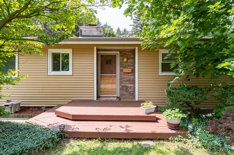 3649 Lancaster Dr, Kalamazoo, MI 49006 photo 2
