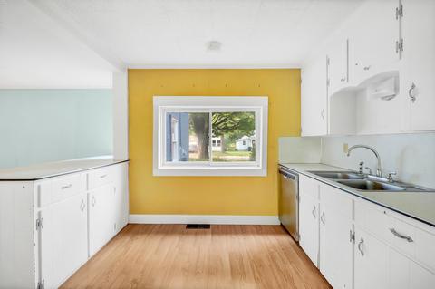704 Williams St, Belding, MI 48809 photo 2
