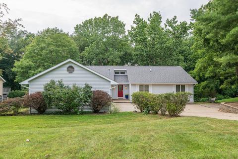 237 Deer Run Dr, Plainwell, MI 49080 photo 2