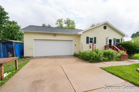 605 Crooks St, Belding, MI 48809 photo 3
