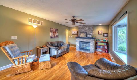 2761 Hillcrest Blvd, Jackson, MI 49203 photo 2