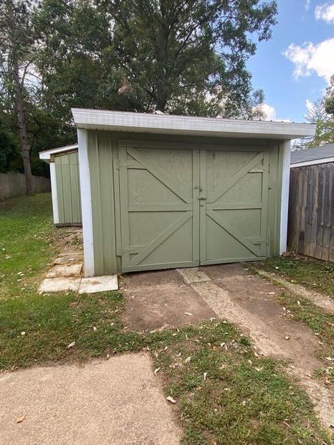 135 Park Dr, Jackson, MI 49203 photo 2
