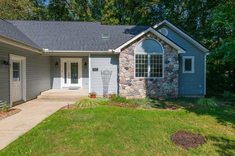 204 Golfview Dr, Plainwell, MI 49080 photo 2
