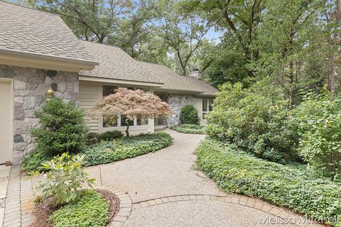 7665 Timber Bluff Rd SE, Ada, MI 49301 photo 2