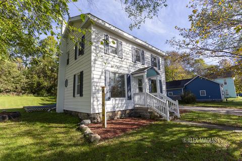 721 Avery St, Lowell, MI 49331 photo 2