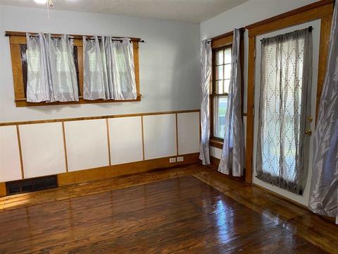 1227 Sheldon St, Jackson, MI 49203 photo 2