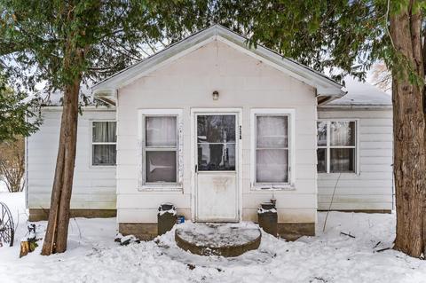 208 E Cherry St, Leroy, MI 49655 photo 2