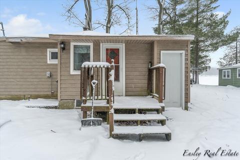 844 W Locust St, White Cloud, MI 49349 photo 5