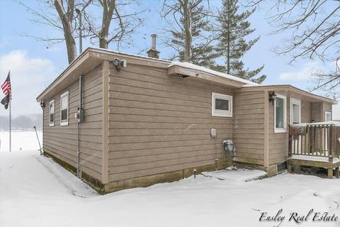 844 W Locust St, White Cloud, MI 49349 photo 2