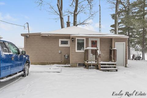 844 W Locust St, White Cloud, MI 49349 photo 3