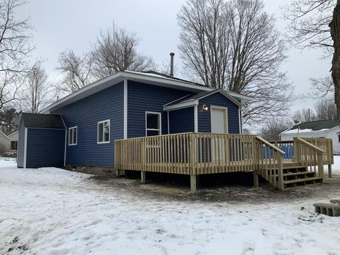 37 Jefferson St, Newaygo, MI 49337 photo 2