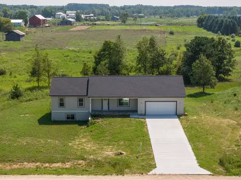 18163 Hunters Ridge Dr, Morley, MI 49336