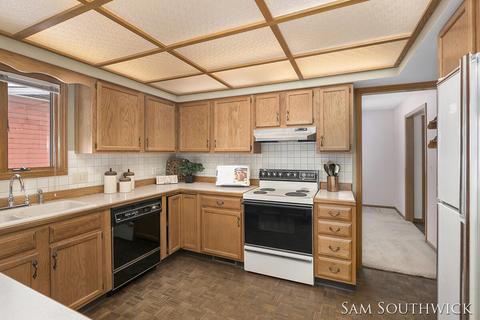 928 Park St, Belding, MI 48809 photo 4