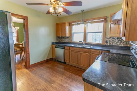 412 E Washington St, Belding, MI 48809 photo 3