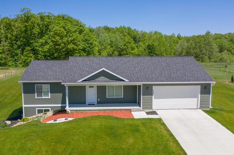 5305 N Point Dr, Pierson, MI 49339