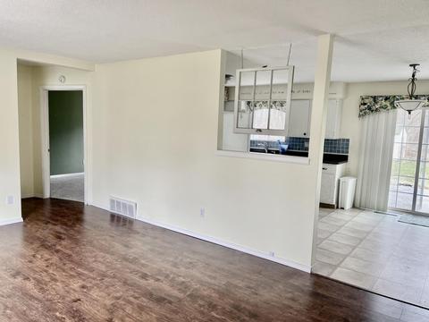 1007 Sunburst Dr, Jackson, MI 49203 photo 2
