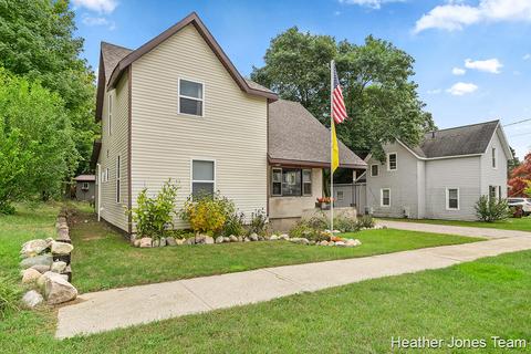 320 Lewis St, Belding, MI 48809 photo 2