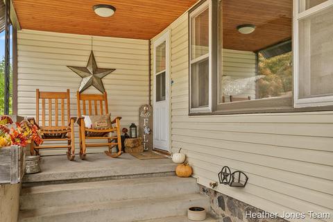 320 Lewis St, Belding, MI 48809 photo 3