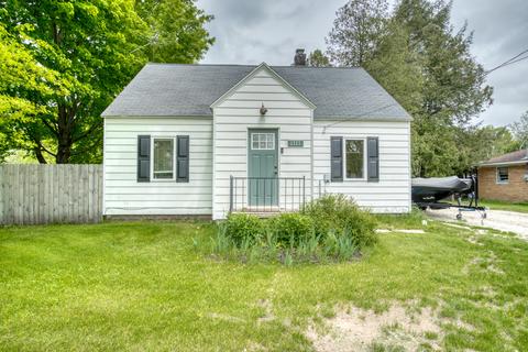1333 E Wilcox Ave, White Cloud, MI 49349 photo 1
