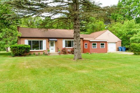 10063 N Riverview Dr, Plainwell, MI 49080 photo 1