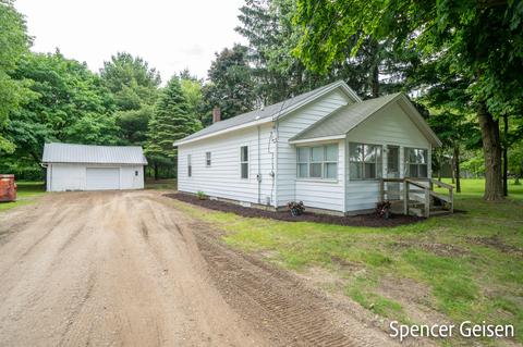 754 N Bridge St, Belding, MI 48809 photo 1