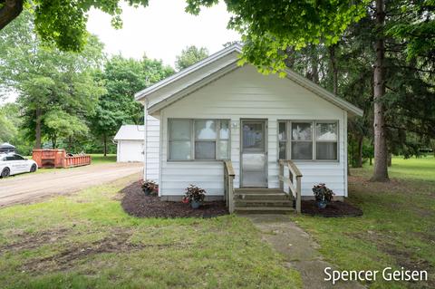 754 N Bridge St, Belding, MI 48809 photo 2