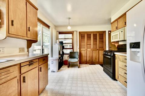 416 Crescent Dr, Edmore, MI 48829 photo 9