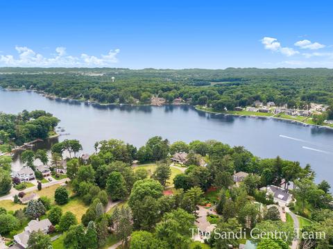 18639 N Fruitport Rd, Spring Lake, MI 49456