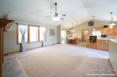 811 Thompson Ct, Belding, MI 48809 photo 10