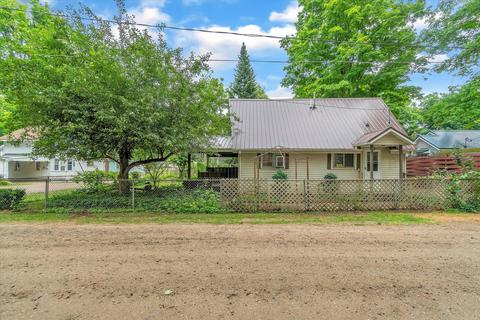 102 St Johns Ave, Crystal, MI 48818 photo 3