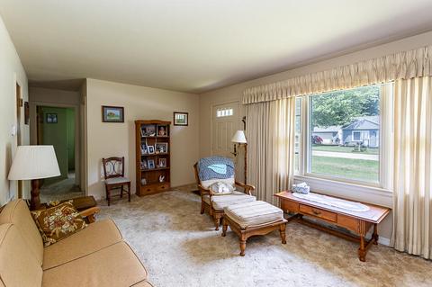 321 Falcon Rd, Jackson, MI 49202 photo 2