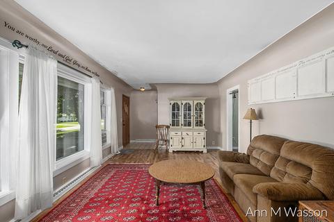 415 Crescent Dr, Edmore, MI 48829 photo 4